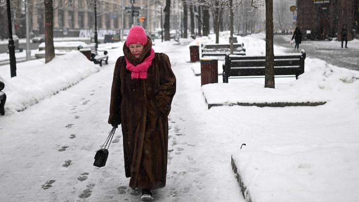 Kiew: Nach Schneefällen sind die Gehsteige teils vereist.