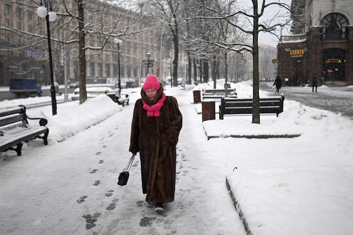 Kiew: Nach Schneefällen sind die Gehsteige teils vereist.