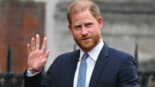 Prinz Harry wird in der kommenden Woche wohl erneut vor Gericht aussagen. Dieses Mal geht es um ...