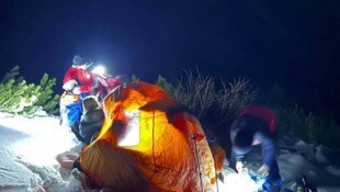 Der bereits stark unterkühlte Wanderer wurde von der Bergrettung erstversorgt.