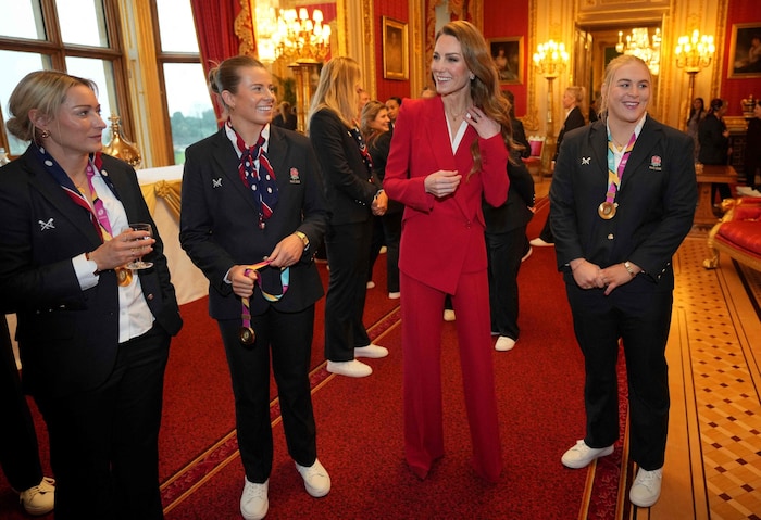 Prinzessin Kate traf auf Schloss Windsor die britische Damen-Rugby-Nationalmannschaft und trug ...