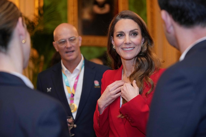 Die 44-Jährige zeigte ihr strahlendstes Lächeln und unterhielt sich angeregt mit den Gästen.