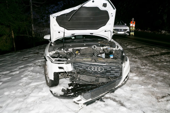 Auch der zweite Unfallwagen ist reif für den Schrottplatz.
