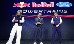 Red-Bull-Präsentation: Teamchef Laurent Mekies (mi.) und Ford-CEO Jim Farley (re.)