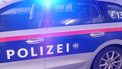 Die Ermittlungen laufen auf Hochtouren – die Frau wurde tot in ihrem Zimmer in einem ...