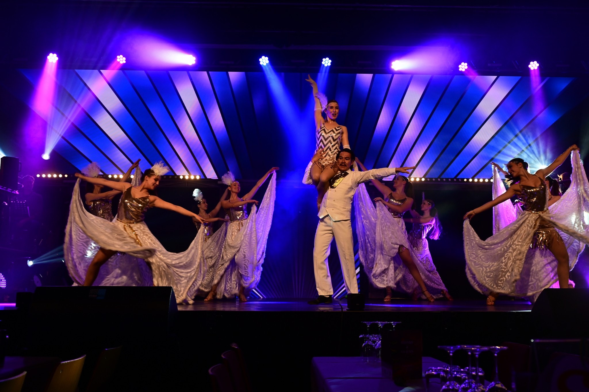 Die Kata Mackh Dance Company sorgt mit tollen Tänzen ind schönen Kostümen für wunderbare ...