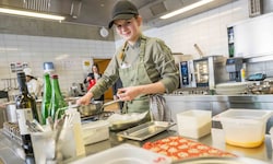 Anja Lang (18) lernt Köchin in Bruck an der Mur und träumt davon, irgendwann ein eigenes ...