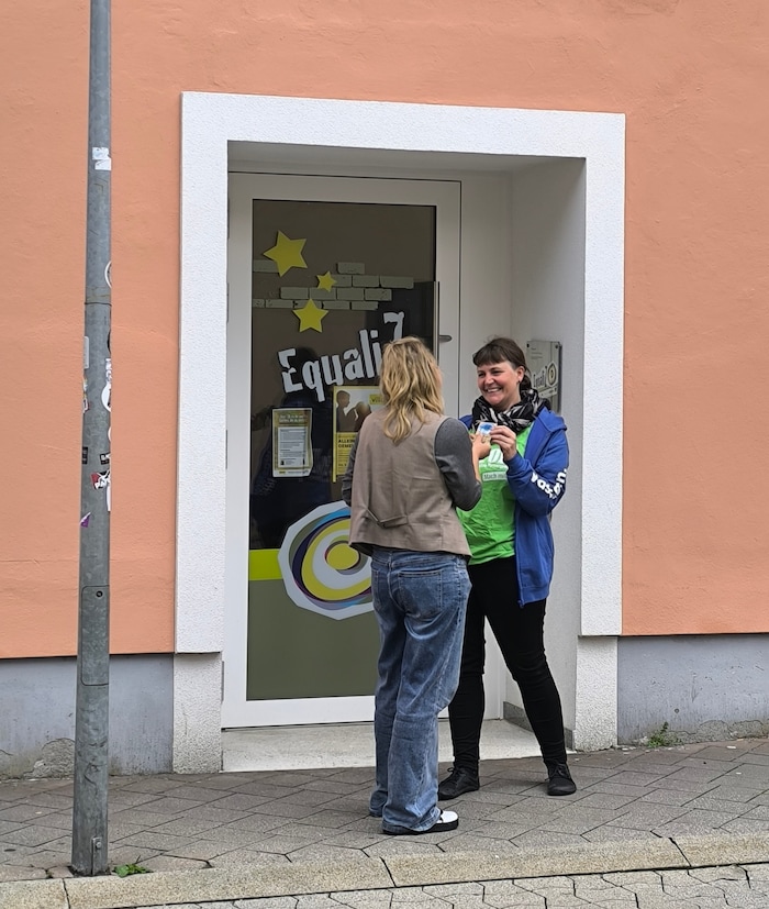 Fiorella Seppele berät und informiert mit Kollegin Anita Ottacher, denn: Gewalt gegen Frauen ist ...