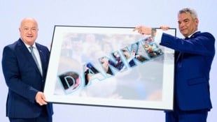 Bundeskanzler Christian Stocker (l.) und Ex-Bundeskanzler Karl Nehammer