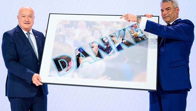 Bundeskanzler Christian Stocker (l.) und Ex-Bundeskanzler Karl Nehammer