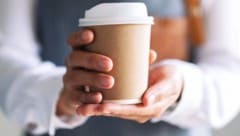 Laut Umweltministerium werden hierzulande alljährlich etwa 600 Millionen Einwegbecher ...