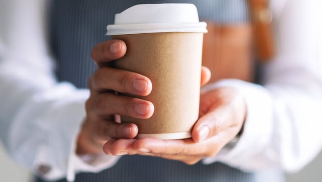 Laut Umweltministerium werden hierzulande alljährlich etwa 600 Millionen Einwegbecher ...