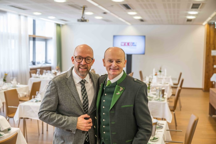 Wolfgang Gressl, Direktor der Landesberufsschule Bad Gleichenberg, und Gastro-Obmann Klaus ...