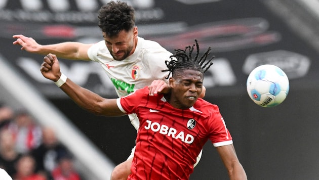 Junior Adamu (re.) ist mit Freiburg heute gegen Augsburg gefordert.