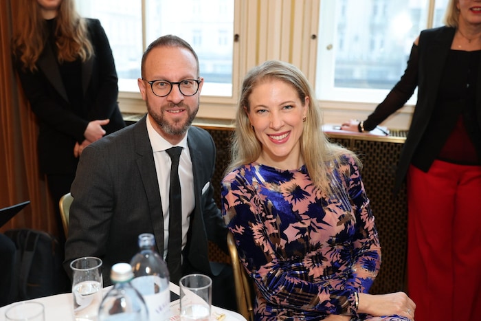 Bereits zum sechs­ten Mal ist die Tanz­schu­le Santner für die Cho­re­o­gra­fie des Jung­da­men- ...