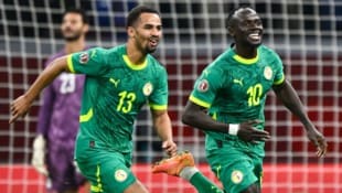 Sadio Mane (re.) will Senegal jubeln lassen.