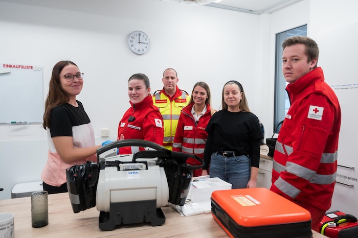 Für die „Krone“ haben Rotes Kreuz und Samariterbund einen Stromschlag simuliert.