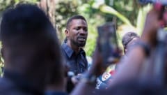 Oppositionschef und Ex-Popstar Bobi Wine wurde unter Hausarrest gestellt.