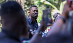 Oppositionschef und Ex-Popstar Bobi Wine wurde unter Hausarrest gestellt.