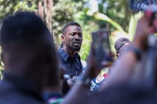 Oppositionschef und Ex-Popstar Bobi Wine wurde unter Hausarrest gestellt.
