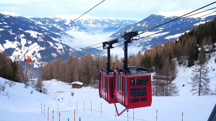 An den Start schweben wir in Doppelgondeln.