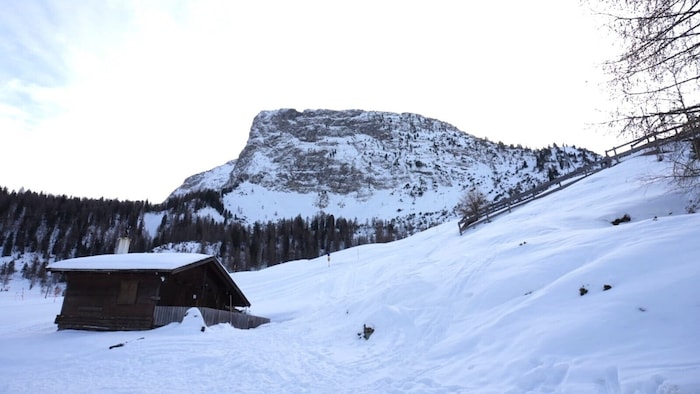 Über der Bergstation ragt die Gerlossteinwand empor.