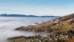 In der beschaulichen Gemeinde Zwischenwasser stehen die politisch Verantwortlichen mit dem ...