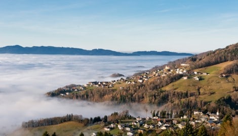 In der beschaulichen Gemeinde Zwischenwasser stehen die politisch Verantwortlichen mit dem ...