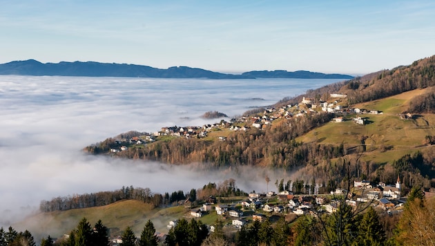 In der beschaulichen Gemeinde Zwischenwasser stehen die politisch Verantwortlichen mit dem ...