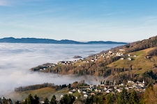 In der beschaulichen Gemeinde Zwischenwasser stehen die politisch Verantwortlichen mit dem ...