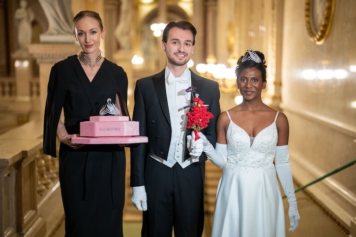 Ein Debütanten-Paar präsentierte am Freitag die diesjährige Opernball-Tiara.