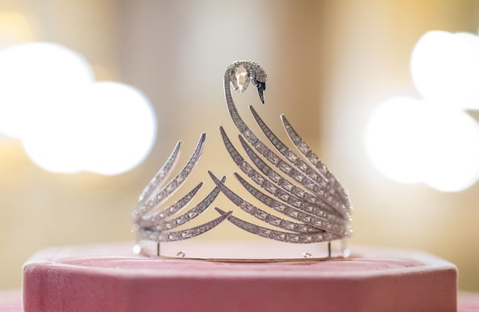 Über 350 Kristalle und zudem 14 schwarze Kristalle wurden zu einem edlen Schwan verarbeitet.