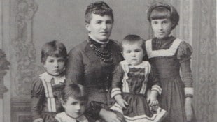 Regina Lampert im Alter von 38 Jahren mit ihren vier Töchtern.