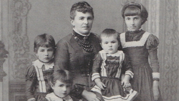 Regina Lampert im Alter von 38 Jahren mit ihren vier Töchtern.