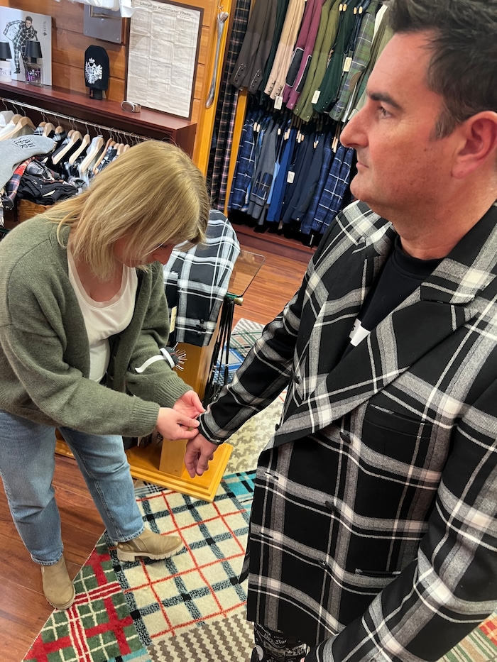 Auch bei Oberlauser Andi Hinker wird Maß genommen.