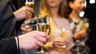 Auch Gruppendynamik und gesellschaftlicher Druck können das Trinkverhalten problematisch ...