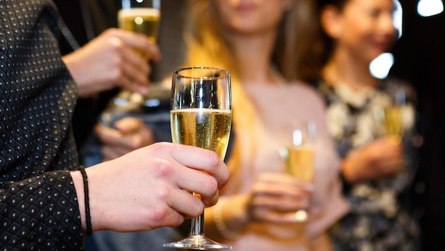 Auch Gruppendynamik und gesellschaftlicher Druck können das Trinkverhalten problematisch ...