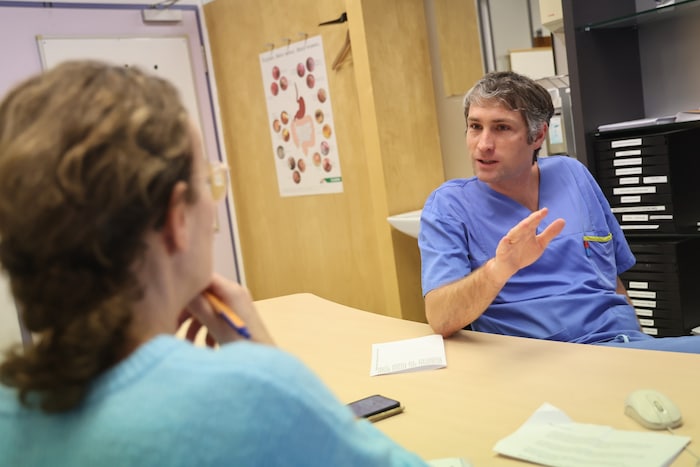 Mediziner Christoph Grander im Gespräch mit „Krone“-Redakteurin Claudia Thurner.
