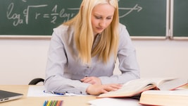 Sind die Lehrpläne an den Schulen aus der Zeit gefallen? Christian Mähr empfiehlt, einen ...