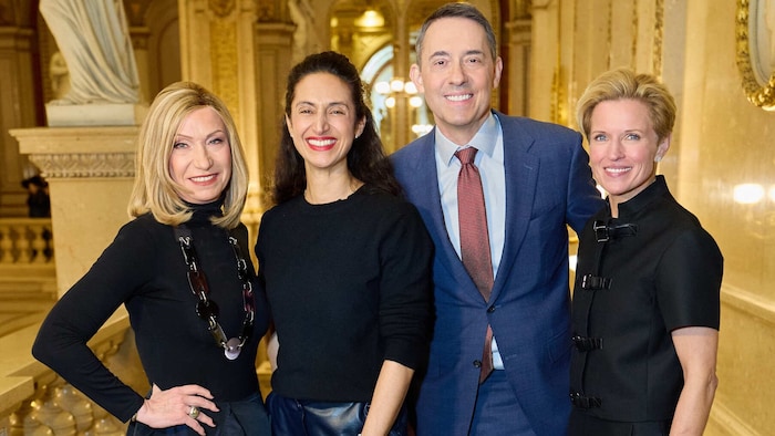 Bogdan Roščić mit Organisatorin und Marketing-Leiterin Susanne Athanasiadis, Maryam Yeganehfar ...