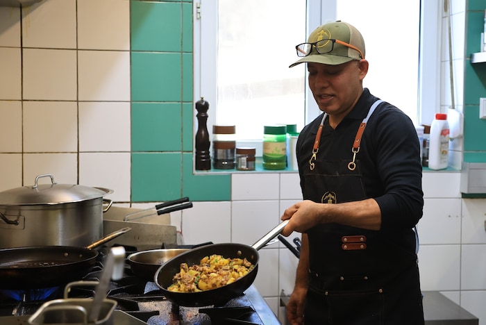 Raju in der Küche – die Palette reicht von Tirol bis Nepal.