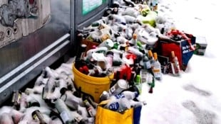 Mittlerweile verräumt: Nach wochenlanger Aufregung über Glasmüll wurden die leeren Flaschen ...