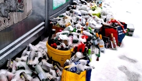 Mittlerweile verräumt: Nach wochenlanger Aufregung über Glasmüll wurden die leeren Flaschen ...