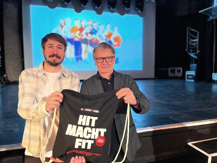 Wolfgang Descho (r.) und Joni Zott präsentieren den „XtraOrdinary 29“-GymBag.