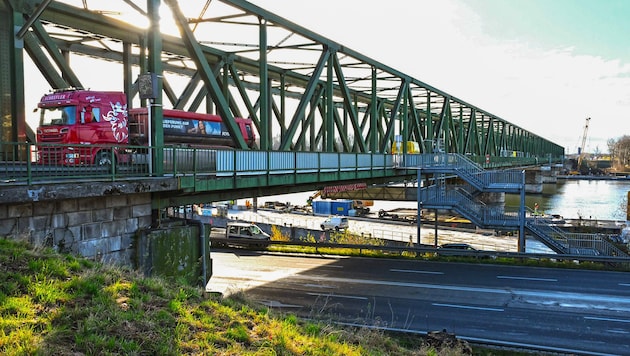 2028 muss die alte Brücke für drei Monate gesperrt werden. Grund dafür ist die Erneuerung des ...