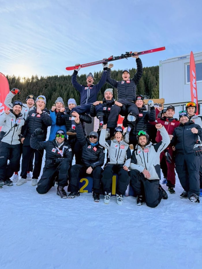Das ÖSV-Teedam feierte Sieger Fabian Bachler (r.) und den fünftplatzierten Noel Zwischenbrugger ...