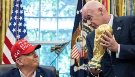 Trump und Infantino mit dem WM-Pokal