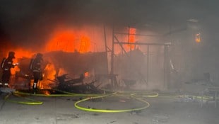 Drei Boote standen in der Halle in Flammen.