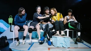 Ein starkes Frauenteam macht im Schauspielhaus die Szenen und inneren Monologe von „Mundtot“ ...