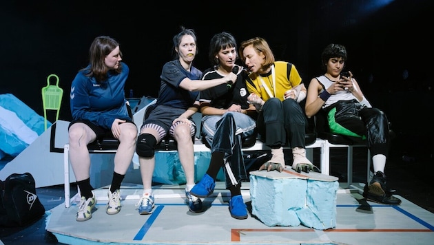 Ein starkes Frauenteam macht im Schauspielhaus die Szenen und inneren Monologe von „Mundtot“ ...